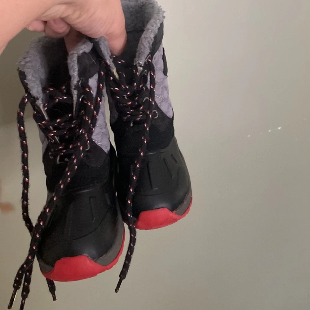 Carter’s Toddler snow boots size 8 - Picture 2 of 2